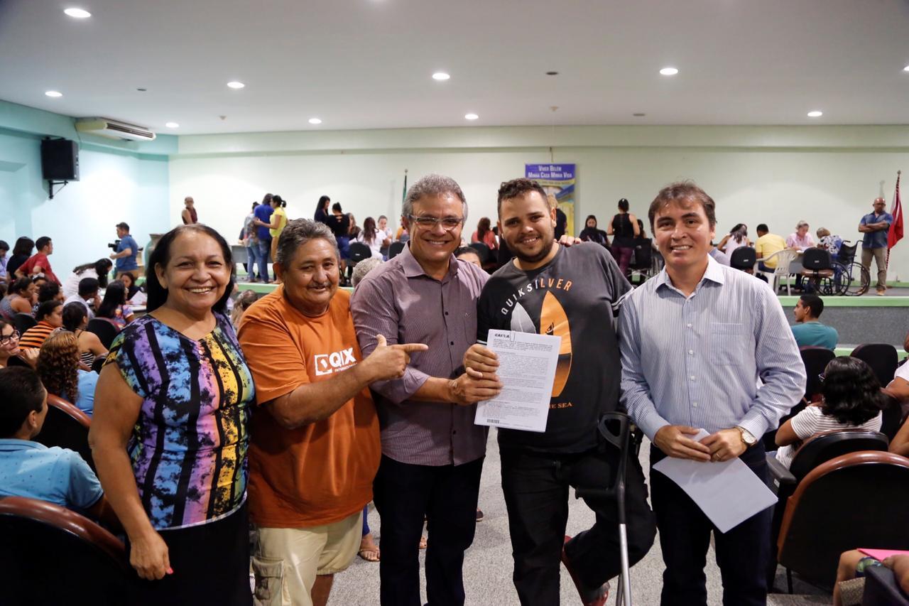 Os contemplados do residencial Portal Tenoné assinam contratos com a prefeitura